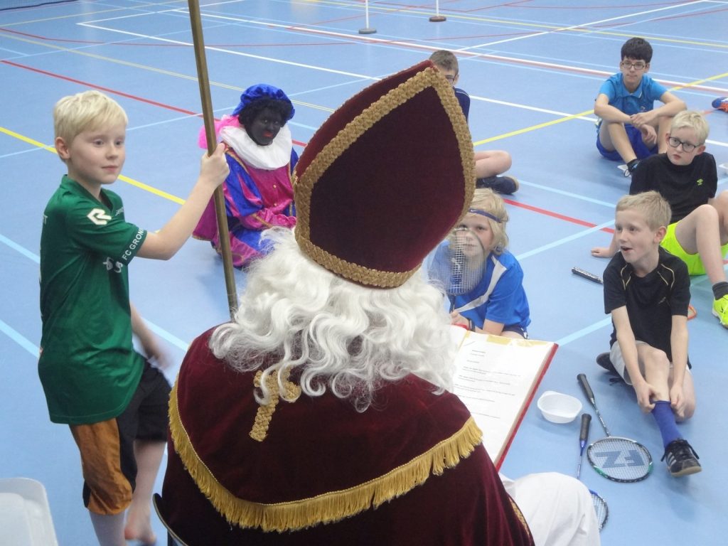 2016-12-01 Sinterklaas en badminton Pieten