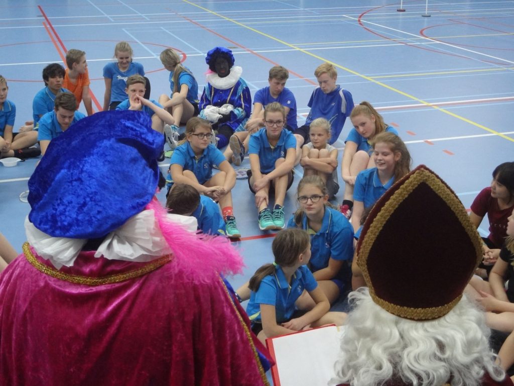 2016-12-01 Sinterklaas en badminton Pieten