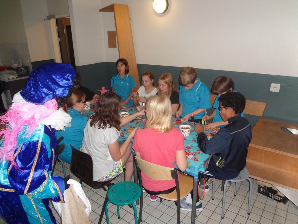2016-12-01 Sinterklaas en badminton Pieten