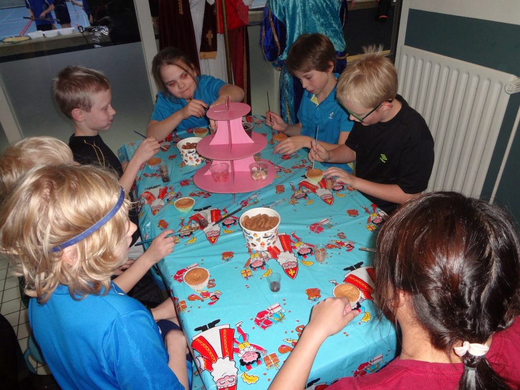 2016-12-01 Sinterklaas en badminton Pieten