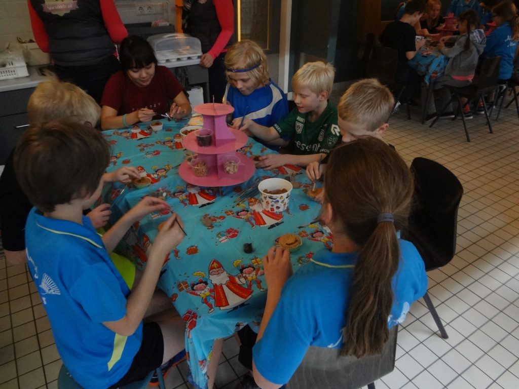 2016-12-01 Sinterklaas en badminton Pieten