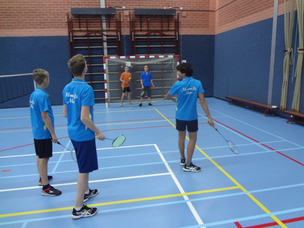 2016-12-01 Sinterklaas en badminton Pieten