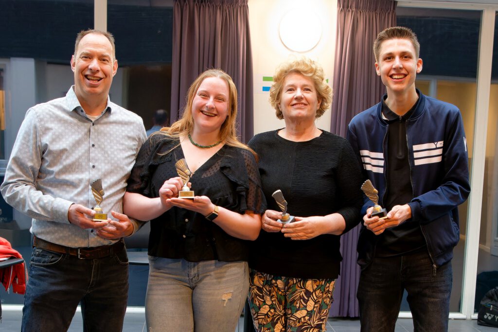 2026-04-20 Kampioenen en jubilarissen gehuldigd